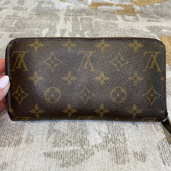Louis Vuitton Monogram Zippy Wallet - Picture 3 of 11